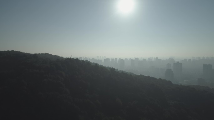 山峰 翻山 翻越 城市 日出 蓬莱