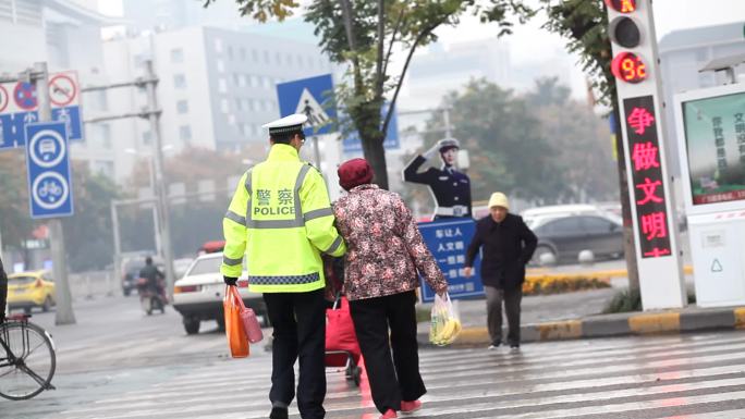 交警扶老奶奶过马路