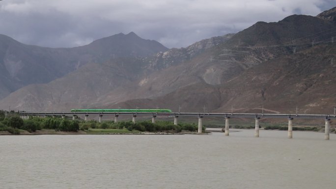 拉林铁路高原复兴号动车组跨雅鲁藏布江