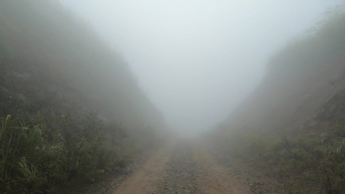 大雾能见度低汽车行驶在山路上