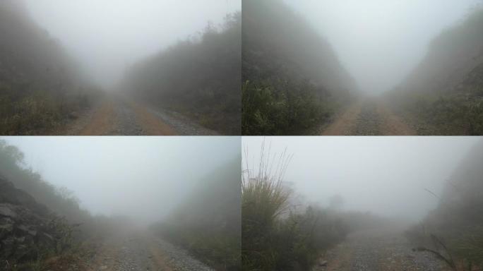 大雾能见度低汽车行驶在山路上