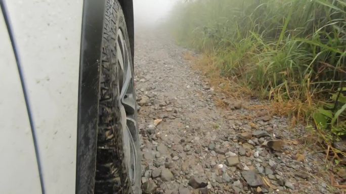 汽车行驶在山路上 轮胎特写