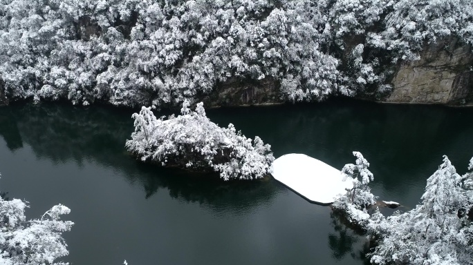 张家界宝峰湖大雪风光