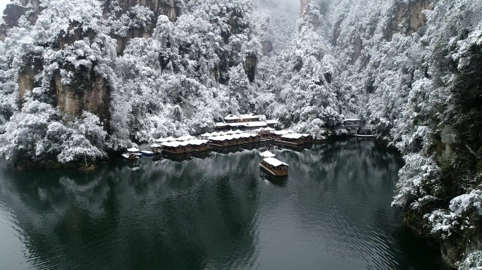 张家界宝峰湖大雪风光