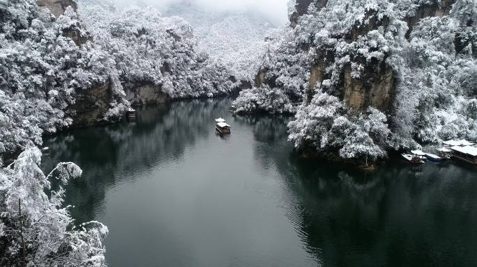 张家界宝峰湖大雪风光