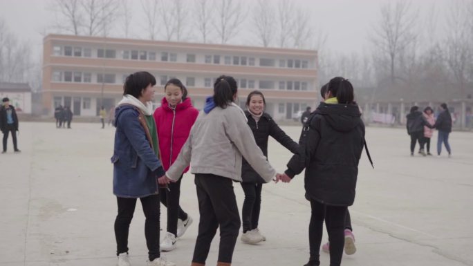 乡村小学孩子们在学校操场开心的玩耍