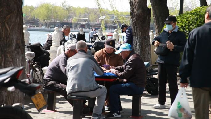 后海公园旁边老人围在一起打牌