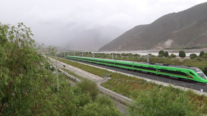 拉林铁路绿巨人雅鲁藏布江岸边雨中飞驰