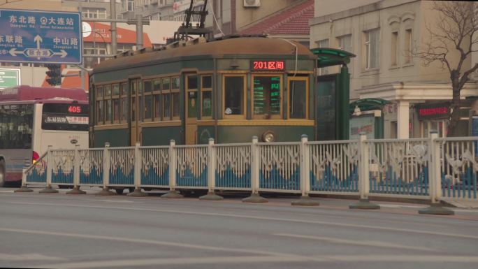 大连老电车 马路 公交车 街道人流 行车