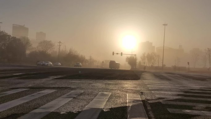 城市早晨雾茫茫的清晨男人晨跑红绿灯路口