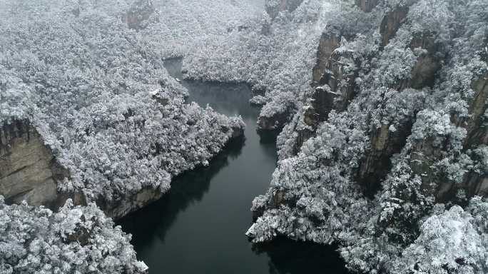 张家界宝峰湖大雪风光