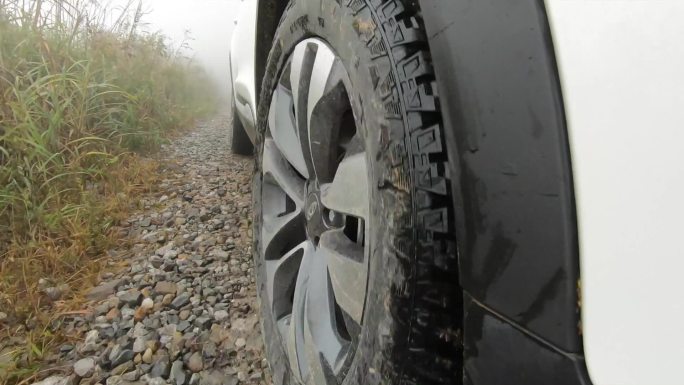 汽车行驶在下雨山路上 轮胎特写