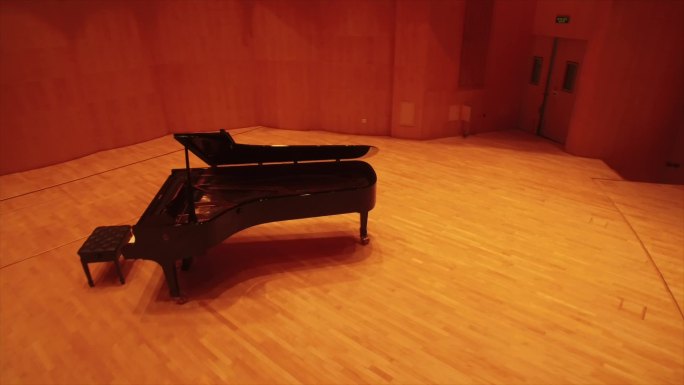 音乐厅舞台上的钢琴