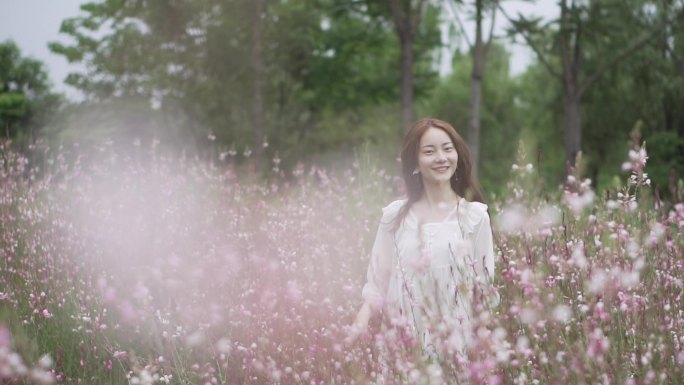 美女与花海 大自然  微风 草木花鸟