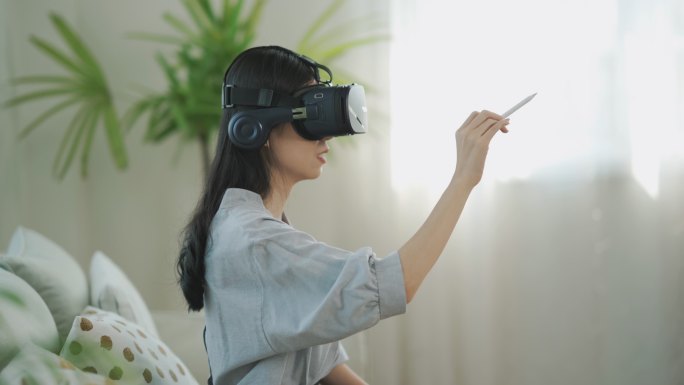使用虚拟现实VR眼镜沉浸式体验身临其境