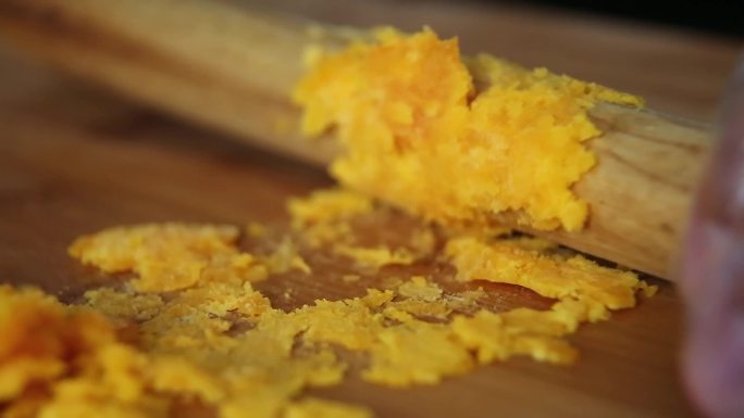 精品糕点-蛋黄派制作过程 高兴的孩子