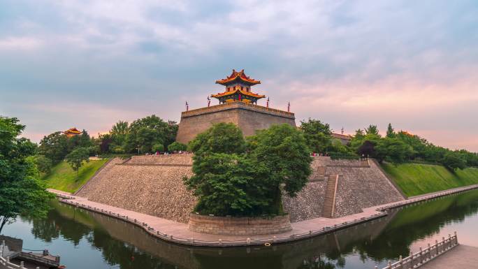 中国陕西省西安市古城墙角楼黄昏延时摄影