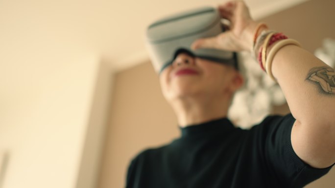 戴着虚拟现实眼镜玩虚拟游戏的女性