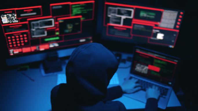 计算机黑客在多屏幕上监视
