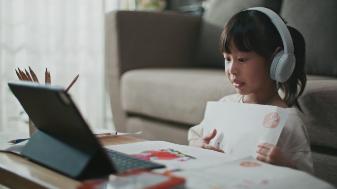 在家学习的小女孩上网课