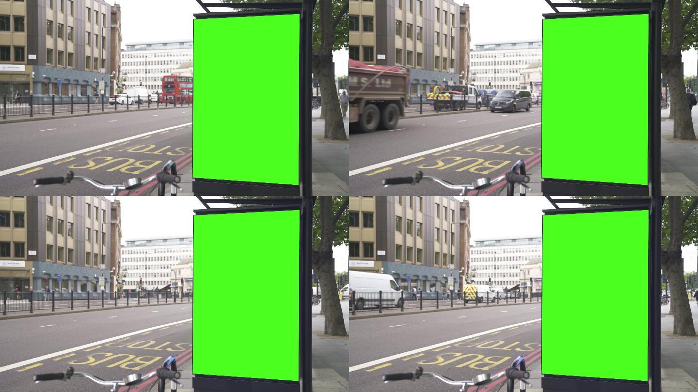 白天街上的绿色屏幕广告牌