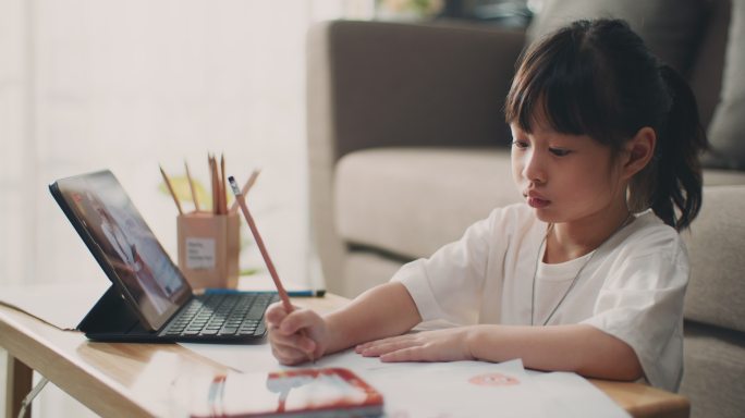 上网课的小女孩小学生远程教育居家学习