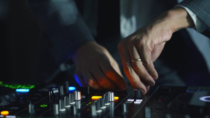 DJ调整各种音轨控制。