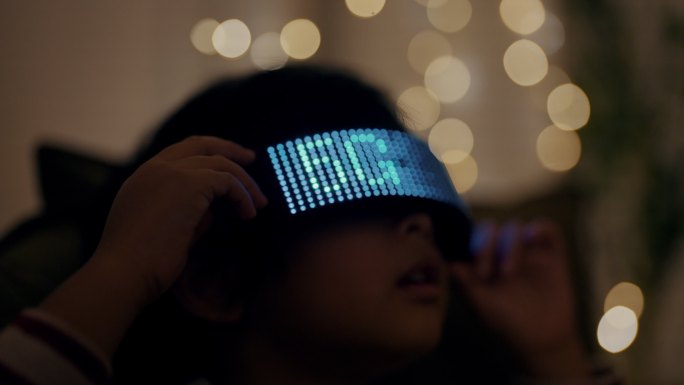 一个小男孩在家戴着VR