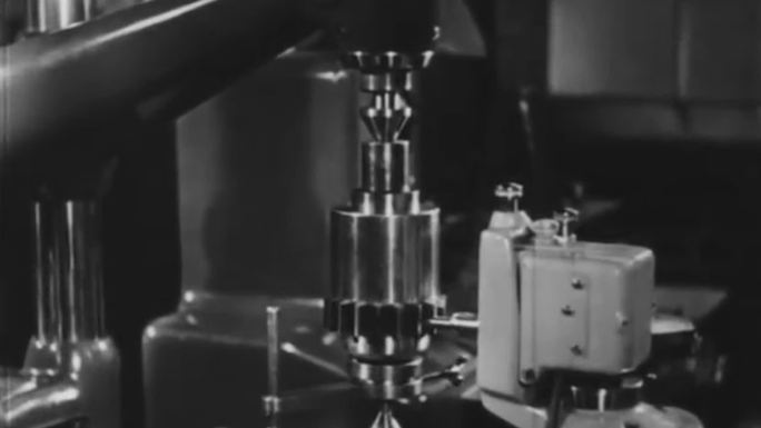 上世纪40年代飞机发动机制造厂零部件检查