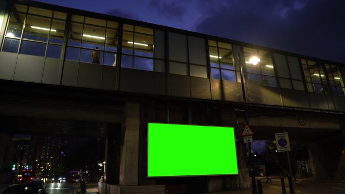 桥上火车站站台下方的绿色广告牌