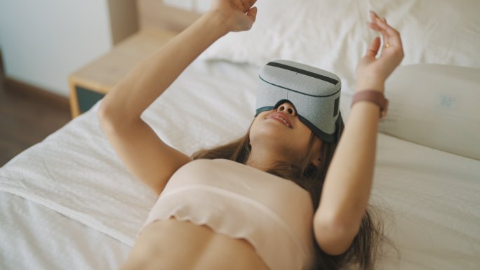 体验VR的女人vr眼镜虚拟世界视觉科技数