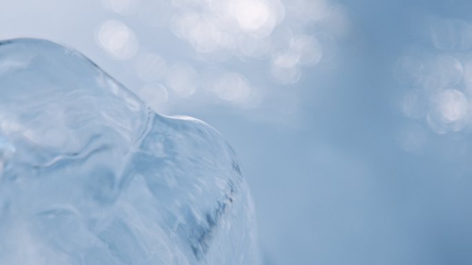 冰冻的山泉里的冰雕。