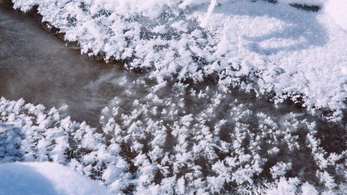 阳光下的雪花寒冷冬季积雪河流