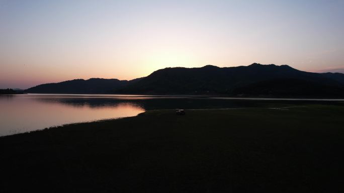 傍晚夕阳下湖边自由开车