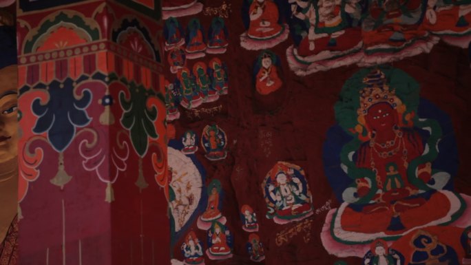 拉萨 藏族民  朝拜 转经文 藏式建筑