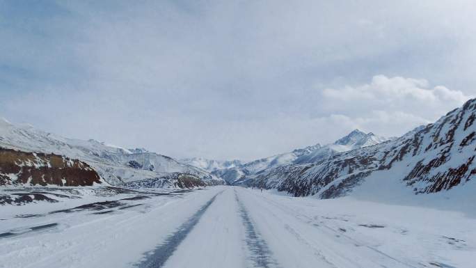 西藏第一视角国道317大雪中行驶4k