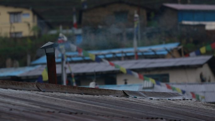 尼泊尔 藏式建筑 农村国外 经幡 炊烟