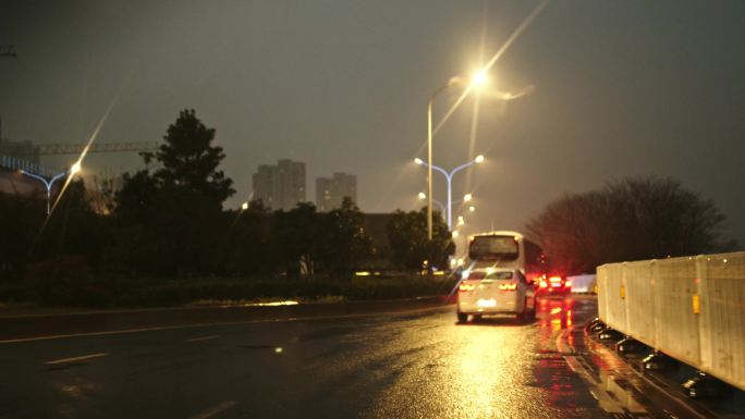 下雨行车素材