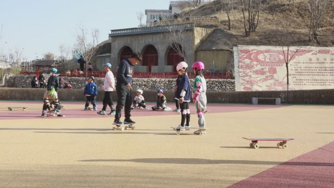 小朋友学习滑板