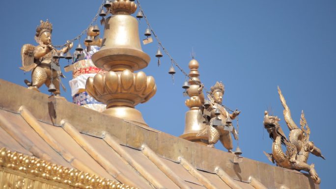 西藏族拉萨 寺庙  经幡 转经筒 铜佛像