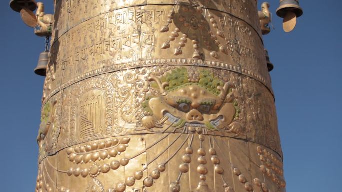 西藏族拉萨 寺庙  经幡 转经筒 铜佛像
