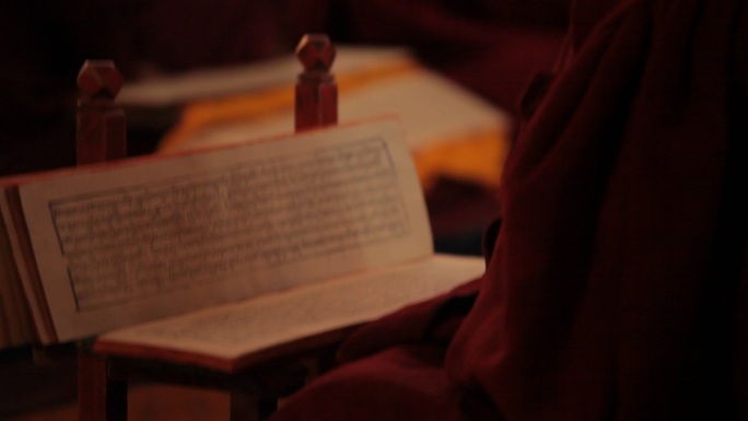 西藏族拉萨 寺庙   祈祷诵经文 油灯