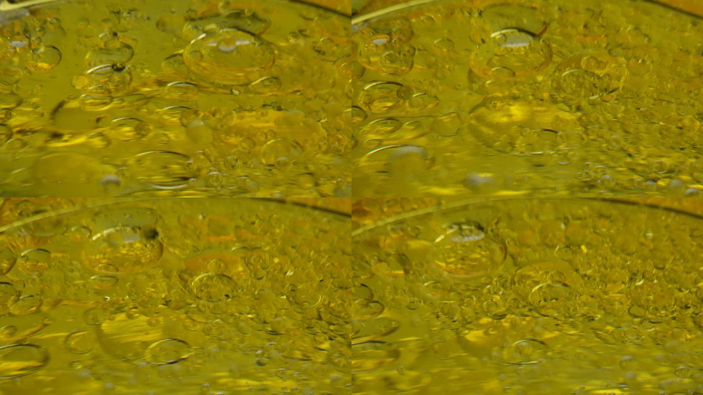 黄色的液体泡落入水中