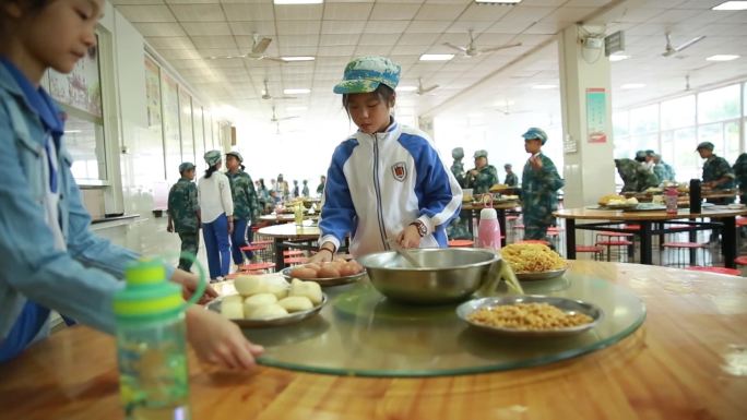 学生军训食堂打菜吃饭