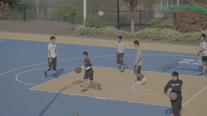 社区小朋友打篮球+未调色