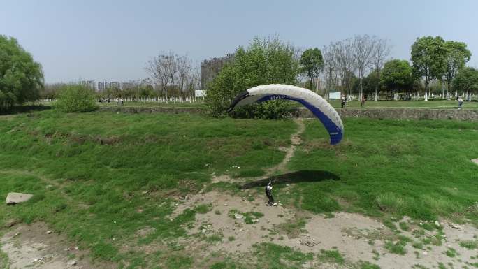 滑翔伞起飞练习