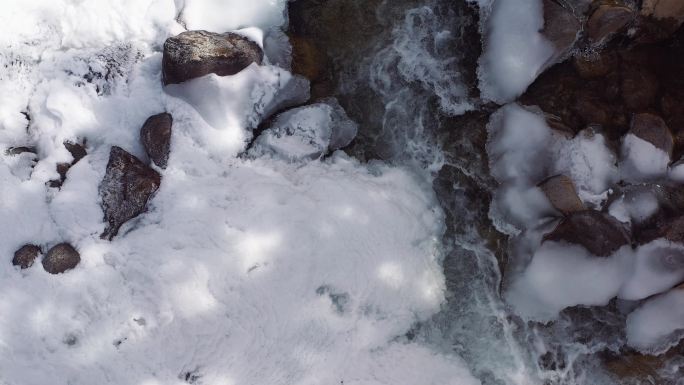 冰雪中的小河流航拍