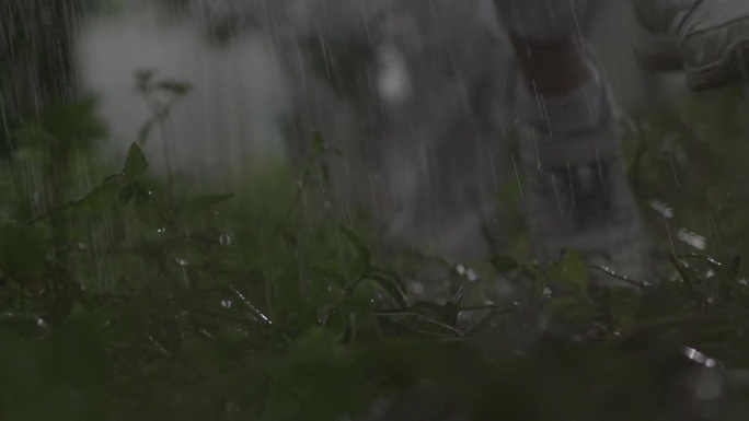 小孩冒雨奔跑摔倒孩子学生泥水贫困学生