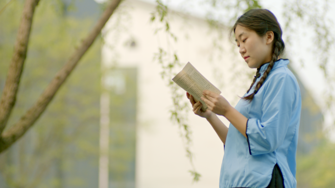 民国女大学生4K小河边读书