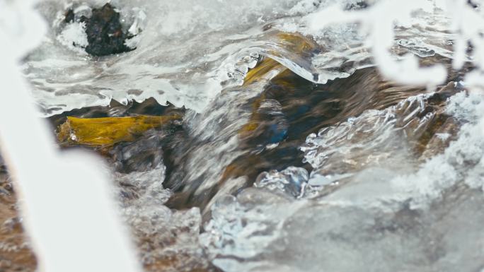 溪流中融化的冰初春结冰冰冻